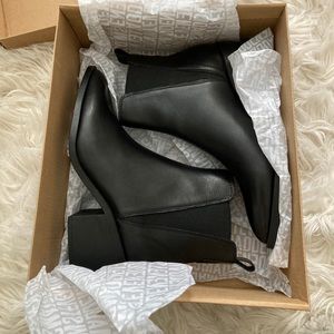 STEVE MADDEN Audience Black Leather Booties